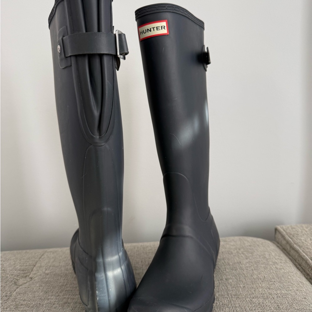 Hunter Women's Tall Rain Boots
Navy Blue Rubber Waterproof